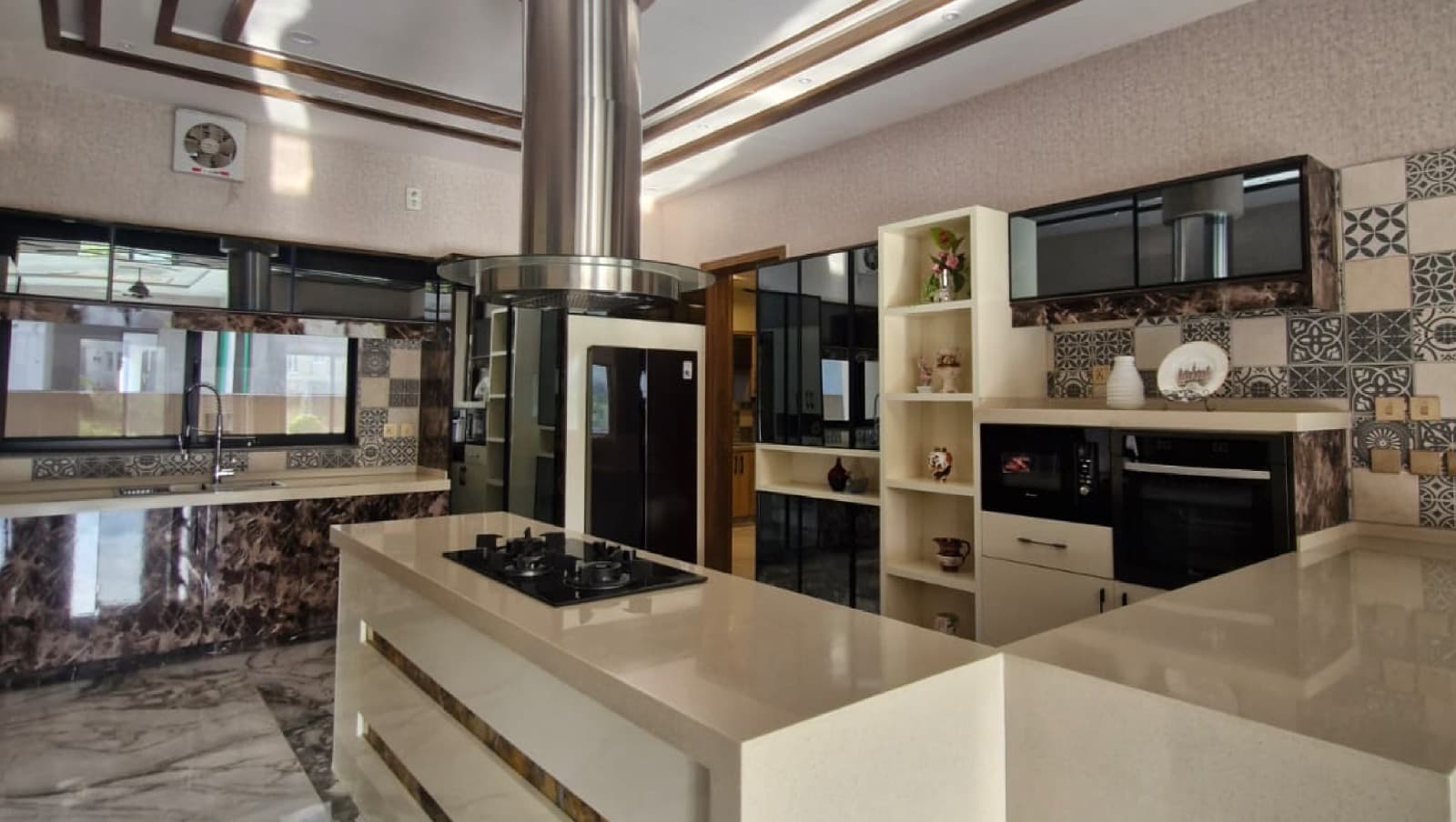 54 Marla Luxury Park-Facing Residence — Bahria Town Phase 7 photo 3